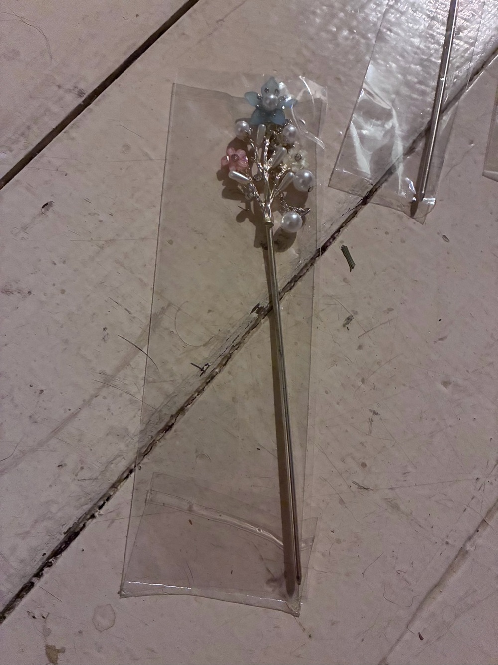 Elegant Pearl Wedding Hair Pins, Pack of 5 (Gold) Bendable, Delicate Handmade - Picture 3 of 8